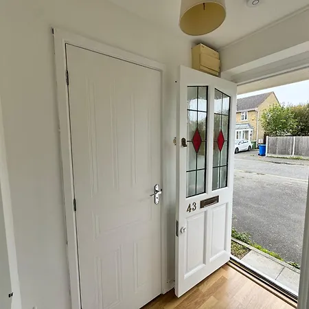 3 Bed House With Parking And Garden Near Tower Bridge