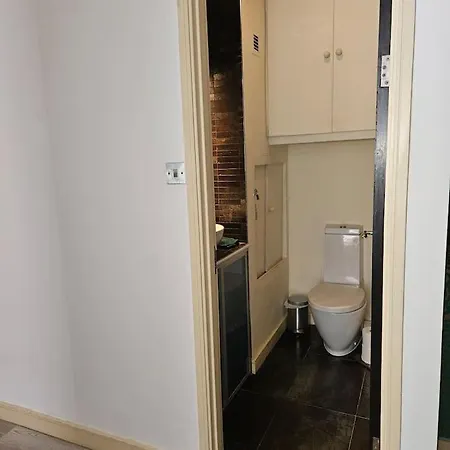 Spacious Two Bedroom In South Kensington