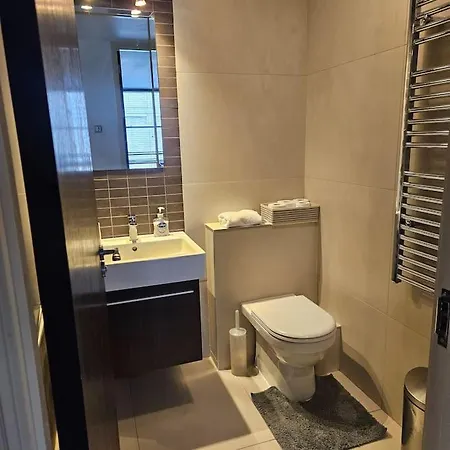 Apartment Spacious Two Bedroom In South Kensington *