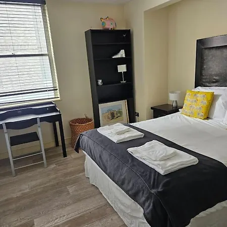 Spacious Two Bedroom In South Kensington London