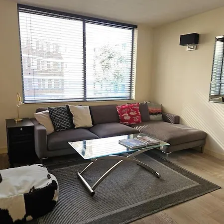 Spacious Two Bedroom In South Kensington
