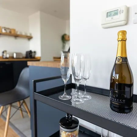 Flat In Canary Wharf With Amazing Views & Balcony Apartment *