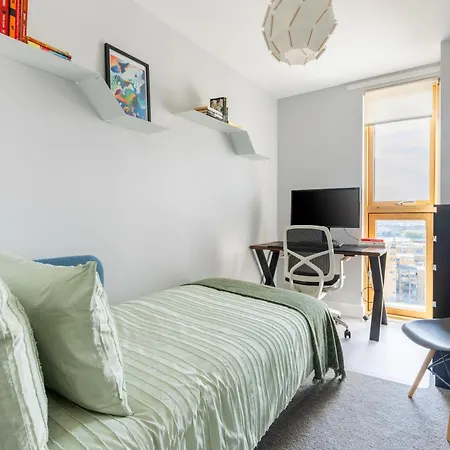 Flat In Canary Wharf With Amazing Views & Balcony Apartment