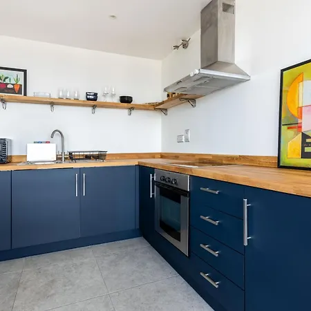 Flat In Canary Wharf With Amazing Views & Balcony Apartment