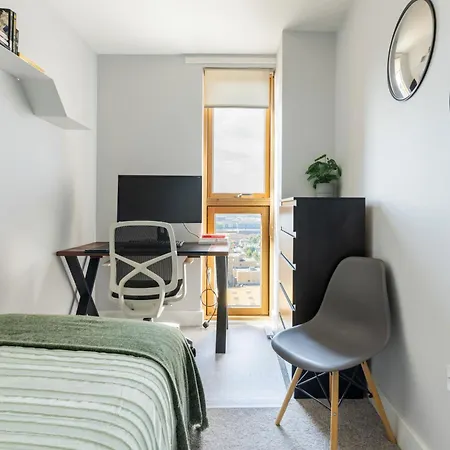 Flat In Canary Wharf With Amazing Views & Balcony Apartment