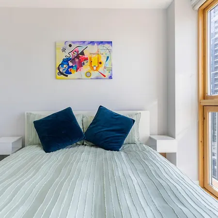 Flat In Canary Wharf With Amazing Views & Balcony *