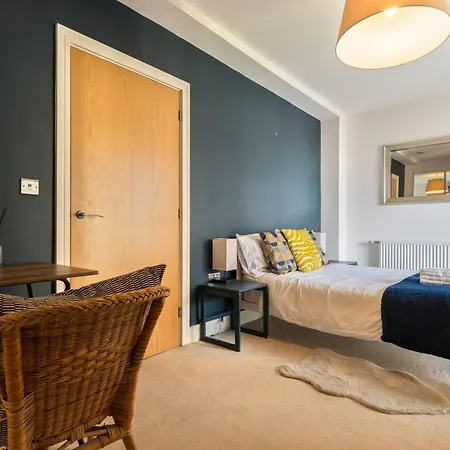Kingsland High Street Apartment