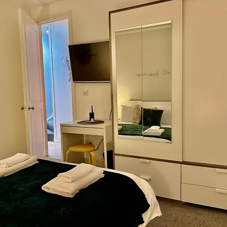 Superb Duplex In Hendon Apartment *