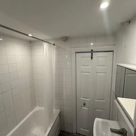 Tranquil At 3 Bedroom House In * Dagenham
