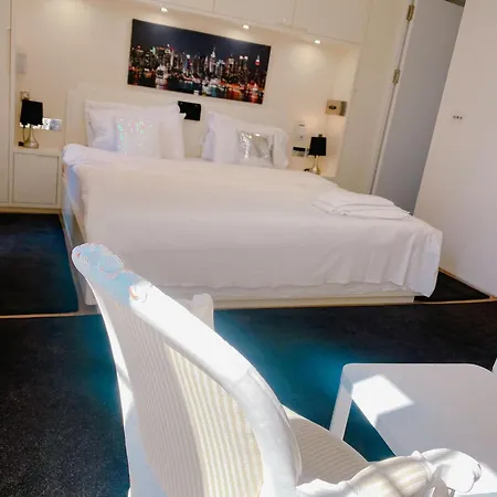 4 Bed House Next To Holland Park * London