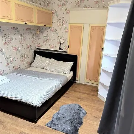 3 Bedroom House 10 Min Walk To Heathway Station Holiday home Dagenham