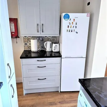 3 Bedroom House 10 Min Walk To Heathway Station