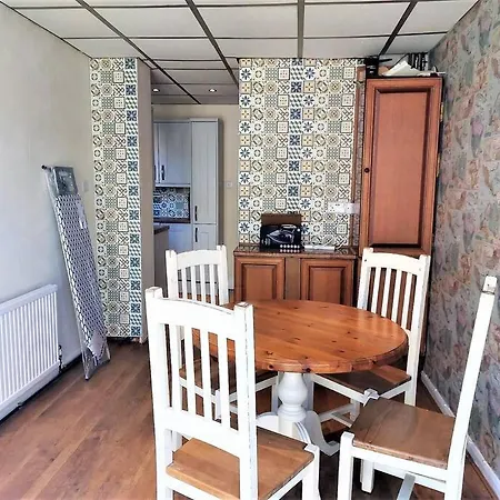 Holiday home 3 Bedroom House 10 Min Walk To Heathway Station Dagenham