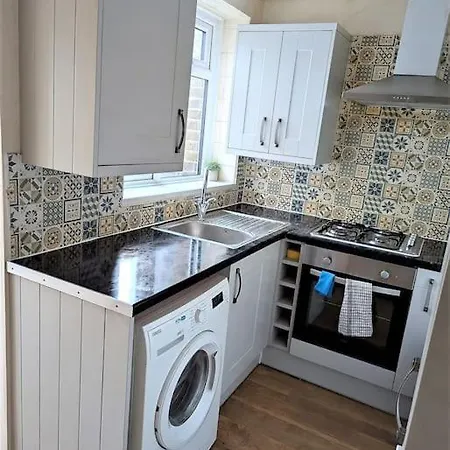 3 Bedroom House 10 Min Walk To Heathway Station Dagenham
