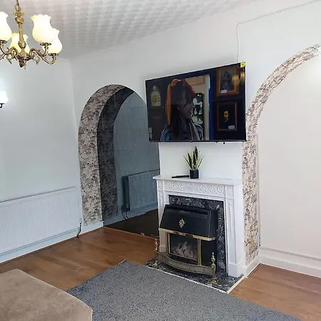 3 Bedroom House 10 Min Walk To Heathway Station