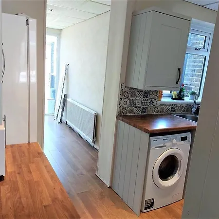 3 Bedroom House 10 Min Walk To Heathway Station * Dagenham