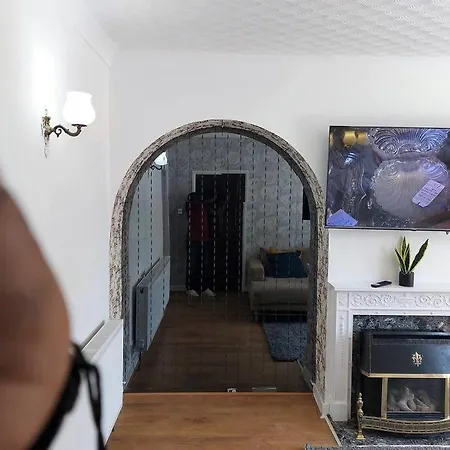 3 Bedroom House 10 Min Walk To Heathway Station Holiday home