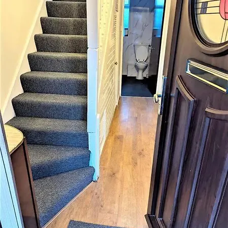 3 Bedroom House 10 Min Walk To Heathway Station Holiday home *