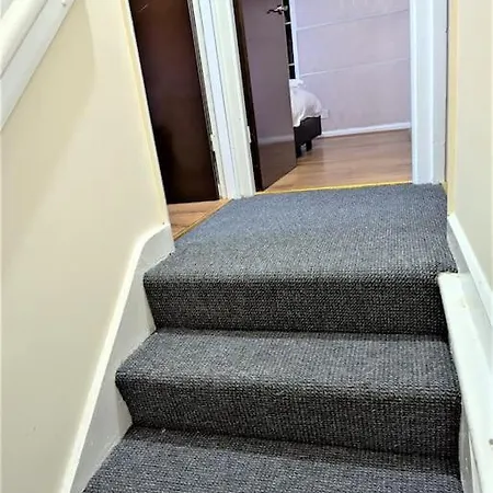 3 Bedroom House 10 Min Walk To Heathway Station *