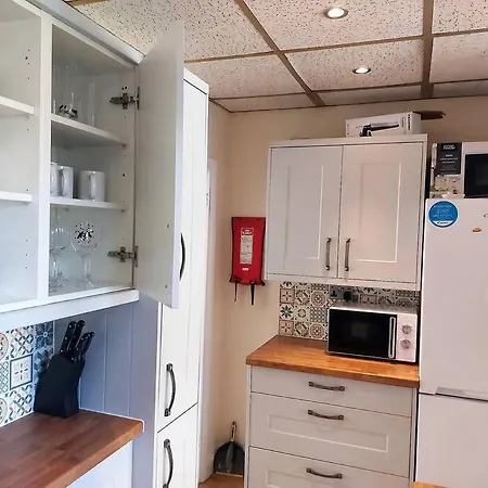 3 Bedroom House 10 Min Walk To Heathway Station * Dagenham