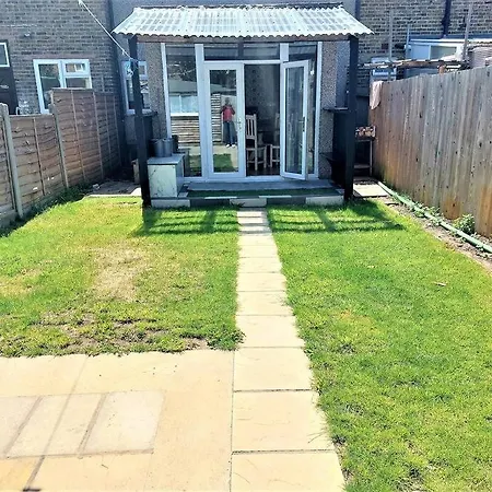 3 Bedroom House 10 Min Walk To Heathway Station * Dagenham