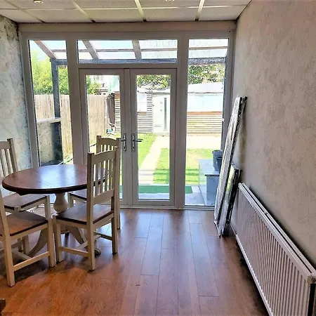 3 Bedroom House 10 Min Walk To Heathway Station Holiday home Dagenham