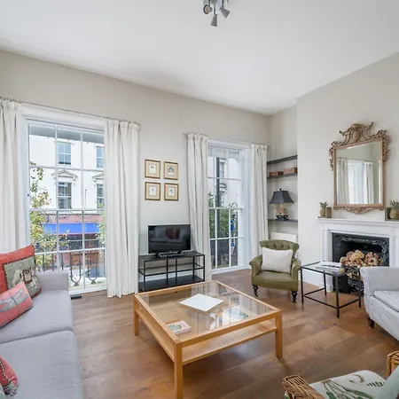 Spacious Flat Near Victoria And Warwick Square شقة لندن