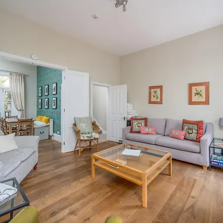 Spacious Flat Near Victoria And Warwick Square *