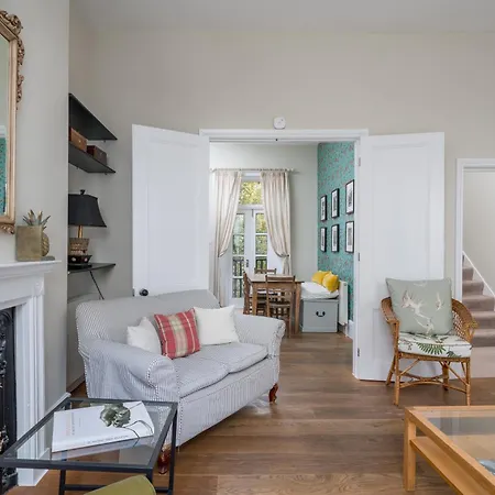 Spacious Flat Near Victoria And Warwick Square لندن