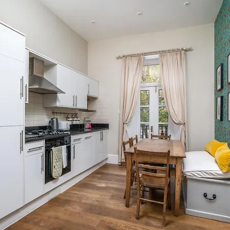 Spacious Flat Near Victoria And Warwick Square * لندن
