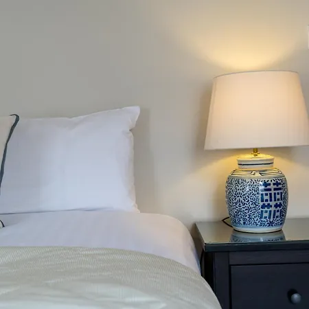 Spacious Flat Near Victoria And Warwick Square