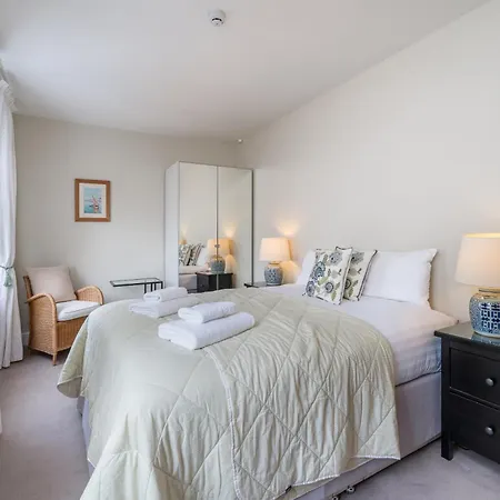 Spacious Flat Near Victoria And Warwick Square شقة *