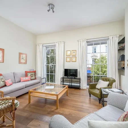 Spacious Flat Near Victoria And Warwick Square