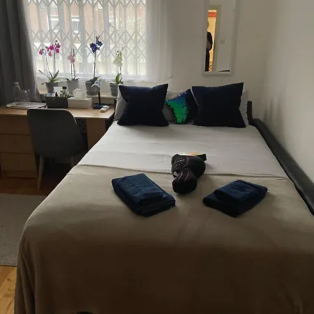 In Shared House In Kensington *