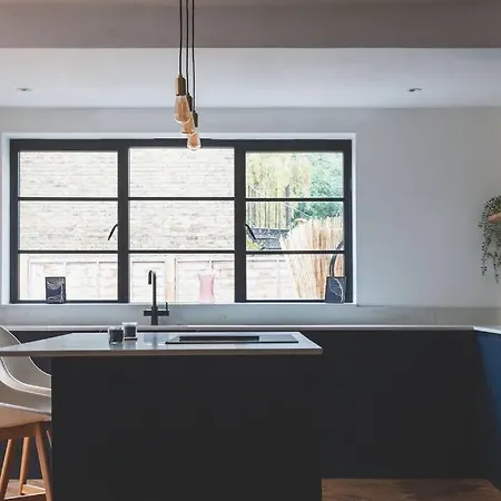 Bright & Airy Lux 3bed In Fulham With Patio Apartment