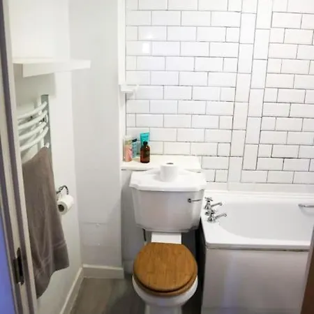 3 Bed Flat With A View Apartment London