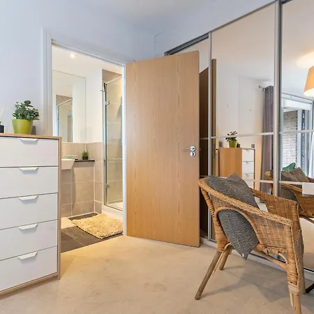 Kingsland High Street Apartment