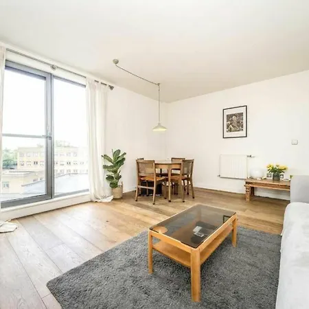 Spacious Three Bedroom Londres