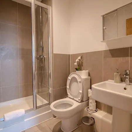 2 Bedroom Cosy Penthouse In London Croydon