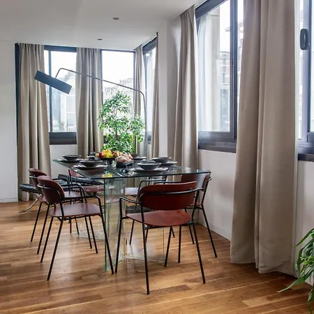 Apartment Huge On Oxford Street- *
