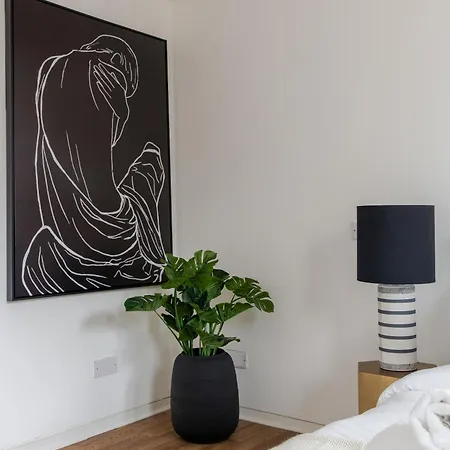 Apartment Huge On Oxford Street- *