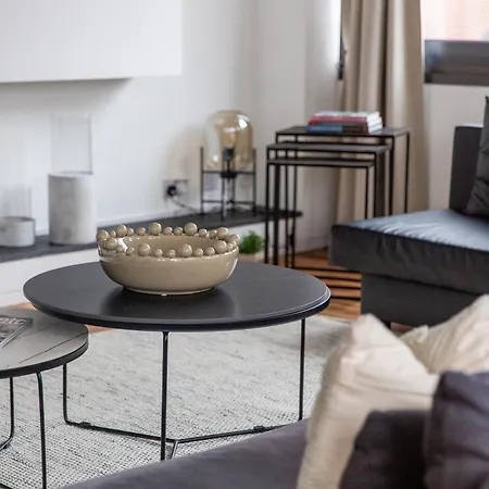 Apartment Huge On Oxford Street- *