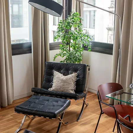 Apartment Huge On Oxford Street- *
