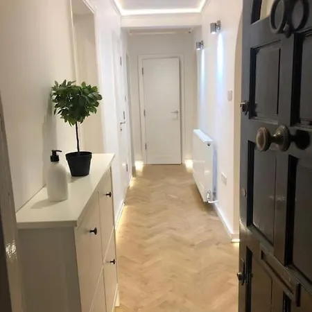 Stylish 2-bedroom Getaway In The Heart Of Chelsea Apartment *