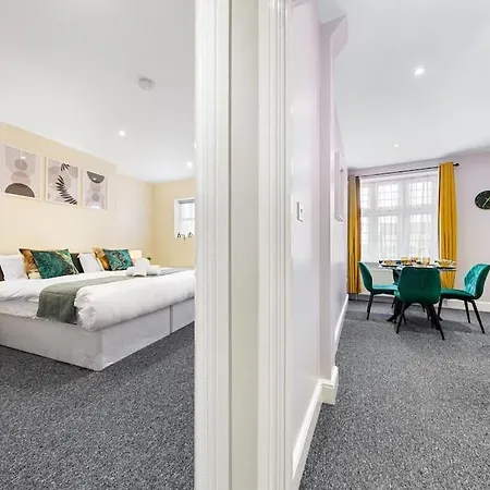 Immaculate 2br London Flat With King Bed-parking Available-sleeps 6-20 Percent Off Off Long Stays! Perfect For Families, Contractors & Couples! 公寓