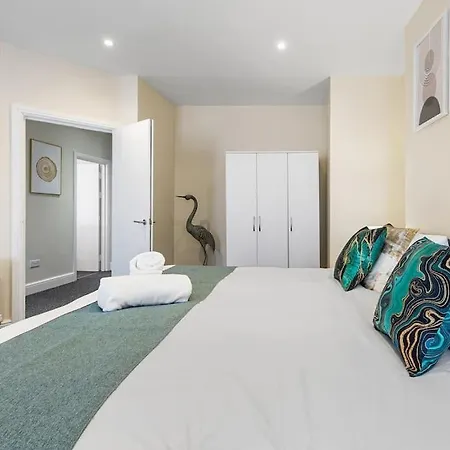 Immaculate 2br London Flat With King Bed-parking Available-sleeps 6-20 Percent Off Off Long Stays! Perfect For Families, Contractors & Couples! 公寓