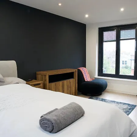 3 Bed House In The Heart Of Palmers Apartment