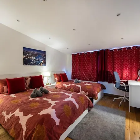 2 Bedroom Charming & Magnificent Flat Apartment London