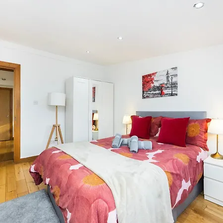 2 Bedroom Charming & Magnificent Flat London