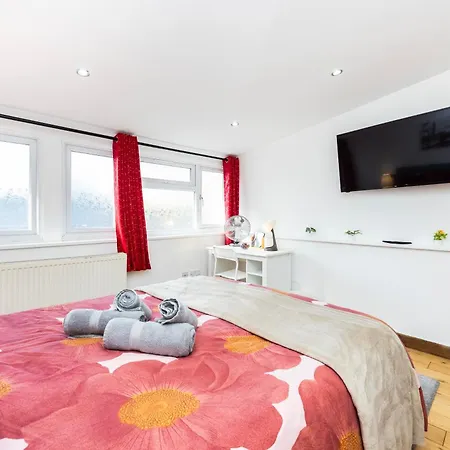 2 Bedroom Charming & Magnificent Flat Apartment London